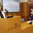 Nuria González Rabanal y Joaquín S. Torné, durante la conferencia de ayer en el Club de Prensa. RAMIRO
