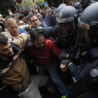 Policía nacional y Guardia Civil desplegaron a sus agentes en varios colegios electorales. A. ESTÉVEZ