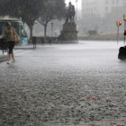 Foto de archivo de una fuerte lluvia en plaza Cataluña, Barcelona.