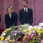 Los reyes durante el funeral por las catorce personas fallecidas en el accidente de autobús.