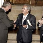El ministro Caldera entrega la medalla a Avelino Suárez ante Areces