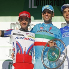 El ciclista italiano Vincenzo Nibali, ganador de la clásica de Lombardía, escoltado por el español Daniel Moreno, segundo, y el francés Thibaut Pinault, tercero, este domingo en Como.