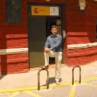 Emilio de la Mata posa ante el cuartel de la Guardia Civil antes de prestar declaración