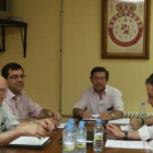 Antonio García de Celis, Emilio Guereñu, Domingo Cueto y Javier Chamorro, en un consejo.