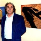 El artista Isaac Martínez «Sacris», ante dos de las obras expuestas