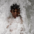 Un joven se refresca en una fuente, días atrás, en Pamplona.