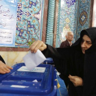 Una mujer ejerce su derecho al voto en Teherán (Irán).