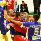 Ortigosa defiende al ademarista Juan Andreu, con el balón en su poder.