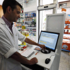 Imagen de una de las farmacias de León donde ya se puede operar con la receta electrónica. MARCIANO PÉREZ