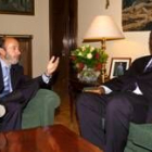 Alfredo Pérez Rubalcaba, junto a su homólogo senegalés, Ousmane Ngom, en un momento de la reunión