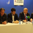 El alcalde, arropado por cinco concejales, explicó el nuevo contrato de electricidad y calefacción.