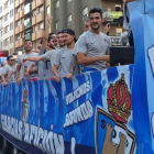 Zabaco (encima del escudo) logró el ascenso con la Deportiva en la temporada 2018-2019 ante el Hércules. FROC