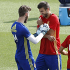 De Gea y Piqué bromean durante el entrenamiento de la selección española