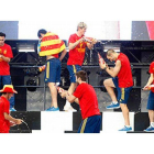 Los jugadores de la selección española festejan en Cibeles el triunfo en la Eurocopa.