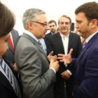 José Blanco habla con Carlos López Riesco, en presencia del senador Antonio Canedo.