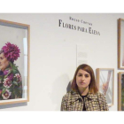 La fotógrafa Rocío Cuevas posa junto a su propuesta ‘Flores para Elena’. J. NOTARIO