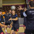 El Abanca Ademar, en uno de sus entrenamientos en el Palacio de Deportes de León. MIGUEL F.B.