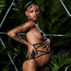 La modelo Slick Woods desfila embarazadísima en la Fashion Week par la marca de lenceríad de Rihanna, Savage x Fenty.