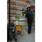 Fátima, con un sobrino, en su African store de la calle Astorga