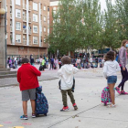 Alumnos del colegio público de Las Gaunas de Logroño esperan su turno para entrar a la entrada del centro durante el primer día del curso. RAQUEL MANZANARES