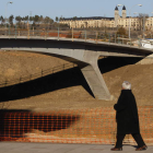 Estado que presentaban ayer las obras de la pasarela de Eras de Renueva.