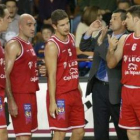Julio, a la derecha, escucha a Herreras, técnico que le hizo debutar en el primer equipo.