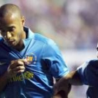 Thierry Henry, a la izquierda, celebra la consecución del primer gol de su equipo junto a Deco