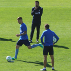 Herrero observa a sus jugadores en un entrenamiento. LDLM