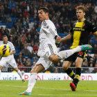 Cristiano Ronaldo golpea de volea el balón ante la atenta mirada del zaragocista Loovens.
