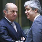 El ministro de Economía, De Guindos, conversa con el responsable luso de Finanzas, Centeno. O. HOSLET