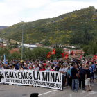 Cientos de mineros y vecinos cortaron de forma pacífica la carretera y mostraron su respaldo a la protesta de los mineros en huelga de hambre. RAMIRO