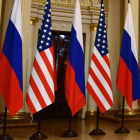 Banderas de Rusia y EEUU en el encuentro Putin-Trump /