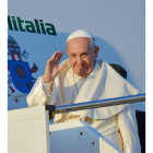 El papa, en la escalera de su avión en Roma. TELENEWS