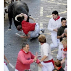 Un toro arrolla a un mozo en el primer encierro.