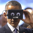 Obama utiliza unas gafas de realidad virtual en la Feria Messe de Hannover. CHRITSTIAN CHARISIUS