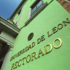 Fachada principal de la Universidad de León.