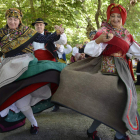 El grupo Aguzo lleva la música tradicional y los bailes a la fiesta que reúne a los pueblos.