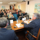 A la derecha, Francisco Marín observa a Raúl Valcarce, en el salón de actos de la Diputación en Ponferrada. L. DE LA MATA