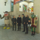 Juan Martínez Majo visita la exposición de Antruejos leoneses que se celebra en Bragança. DL