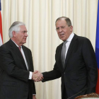 Serguéi Lavrov estrecha la mano del secretario de Estado de EE UU, Rex Tillerson. SERGEI CHIRIKOV