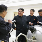 El líder norcoreano Kim Jong-un da una guía para el armamento nuclear del ICBM. KCNA