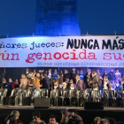 Miles de personas se concentraron en el centro de Buenos Aires para protestar contra el fallo de la Corte Suprema que rebaja la pena de un civil condenado por secuestros y torturas cometidos durante la última dictadura cívico militar (1976-1983).