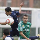 El maragato Borja trata de hacerse con el balón ante un rival.