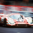‘Porsche über alles’. Bajo el ‘diluvio universal’ el 917 «cola larga» (nº 23) firmó, bajo la batuta de Hans Herrmann y Richard Attwood, la legendaria victoria de Porsche en las 24 Heures de 1970. Ahora, cuatro décadas y media despu