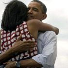El expresidente de Estados Unidos Barack Obama abrazo a su mujer Michelle Obama tras conecer su victoria en las elecciones presidenciales de 2012