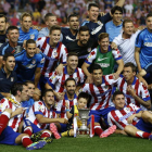 El Atlético celebra su primer título de la temporada y el segundo de una Supercopa que va a parar a sus vitrinas tras imponerse al Real Madrid en el partido de vuelta.