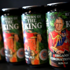 Latas de cerveza con la imagen del rey Carlos III. NEIL HALL