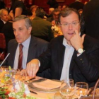 Emilio Gutiérrez y Antonio Silván compartieron mesa durante la comida de Navidad del PP.