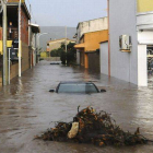 Efectivos de rescate, en una zona inundada de la localidad de Uras, en Cerdeña, el lunes.