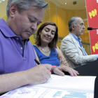 Miguel Ángel Martín, pintando durante la presentación del cómic que ha hecho para el Thyssen, junto a Laura Barrachina y Luis Alberto de Cuenca